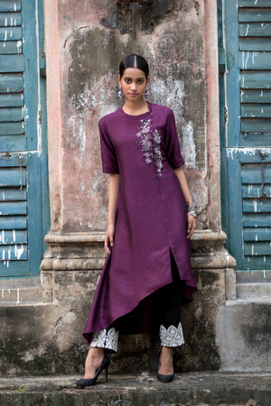 
                
                    Load image into Gallery viewer, Embroidered Asymmetric Kurta
                
            